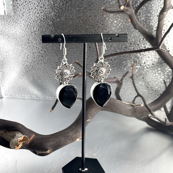 Jewelry - Beautiful black spinel and silver earrings pear-shaped lovely